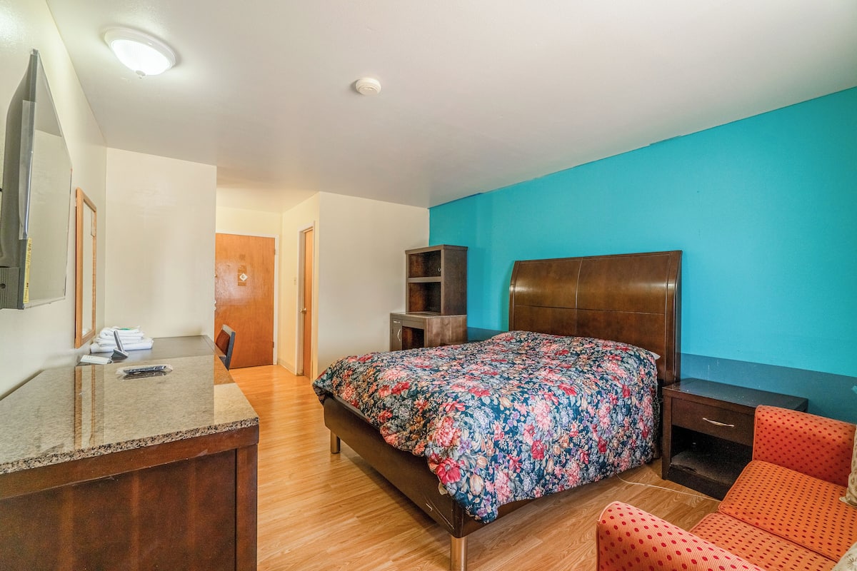 Desk, iron/ironing board, free WiFi, bed sheets
