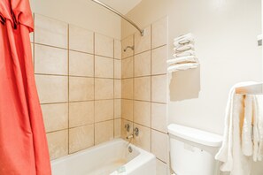 Kamar, 2 Tempat Tidur Double, Boleh Merokok | Kamar mandi | Perlengkapan mandi gratis dan handuk