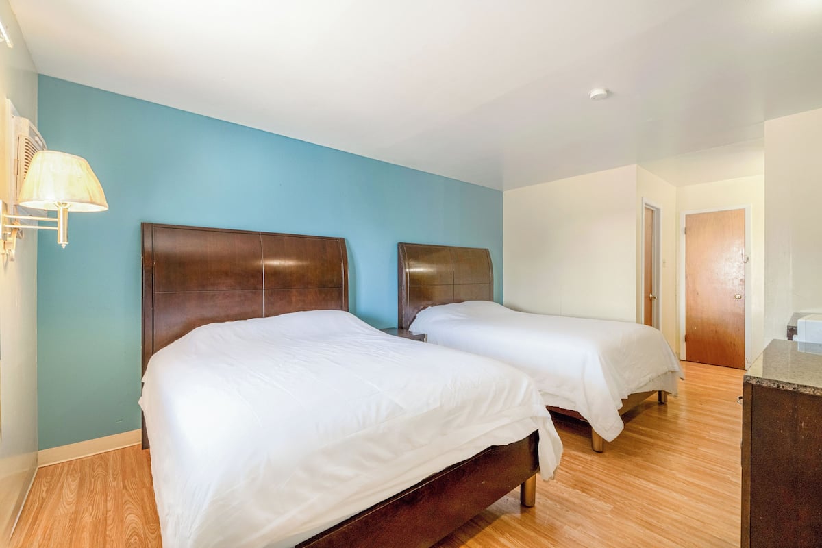 2 Double Beds Smoking | Desk, iron/ironing board, free WiFi, bed sheets