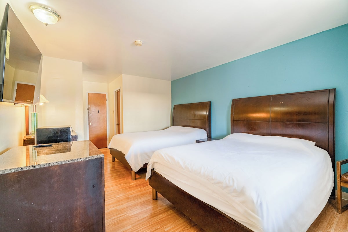 2 Double Beds Non-Smoking | Desk, iron/ironing board, free WiFi, bed sheets