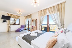 Villa, 4 Bedrooms, Private Pool, Beachside | 4 bilik tidur, Wi-fi percuma, cadar katil