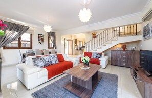 Villa, 4 Bedrooms, Private Pool, Beachside | Ruang tamu | TV skrin rata, pendiangan, pemain DVD