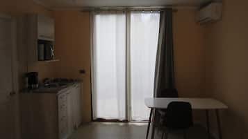 Cabaña estándar, 1 cama de matrimonio grande (Mirador) | Cocina básica privada | Frigorífico, microondas, placa de cocina y hervidor eléctrico