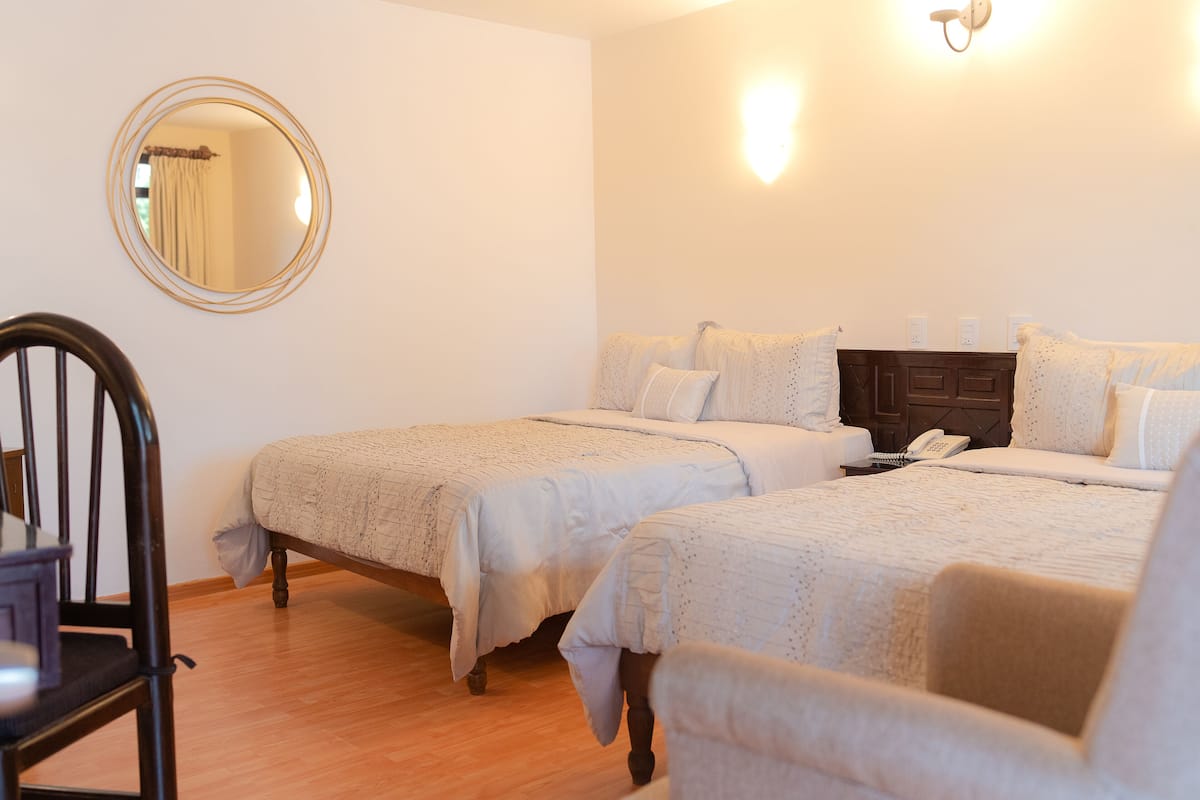 Habitación doble estándar, 2 camas matrimoniales | Escritorio, wifi gratis y ropa de cama