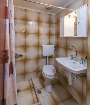 Shower, free toiletries, towels