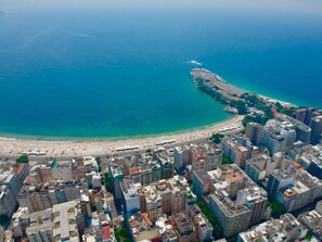 Playa en los alrededores y playa de arena blanca 