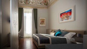 Een slaapkamer met een bed, nachtkastje, lamp, een lijst met een afbeelding en een raam met gordijnen.