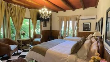 Superior Double Room, 1 King Bed | Minibar, individually decorated, individually furnished, soundproofing
