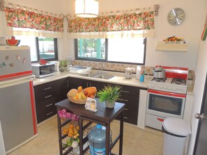 Departamento Confort | Cocina privada | Refrigerador con congelador, microondas, horno y parrilla de estufa