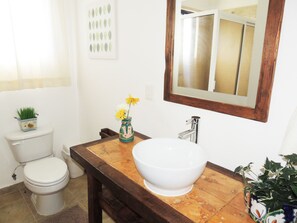 Departamento Confort | Baño | Regadera y toallas