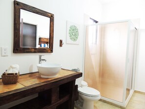 Departamento Confort | Baño | Regadera y toallas 