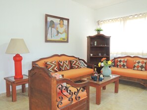 Departamento Confort | Área de sala de estar | Televisión de pantalla plana