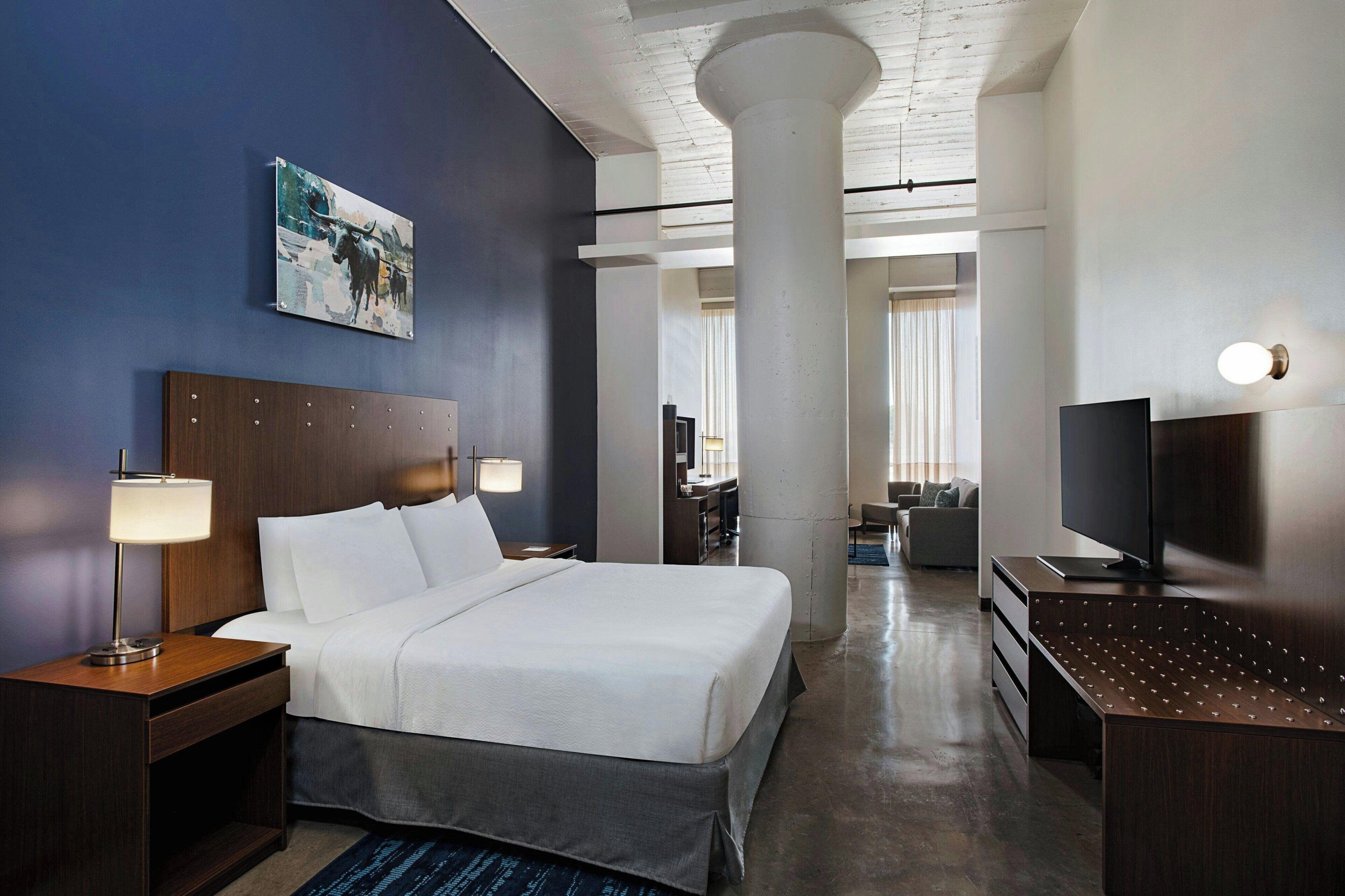 Executive Suite, 1 King Bed | Desk, blackout drapes, iron/ironing board, free WiFi