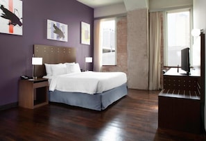 Escritorio, cortinas blackout y tabla de planchar con plancha 