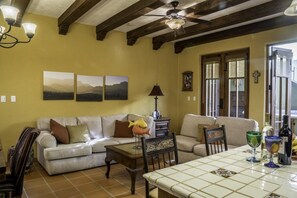 Vila família, 2 quartos | Área de estar | TV de tela plana