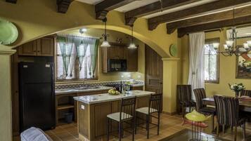 Villa familiar, 2 habitaciones | Área de sala de estar | Televisión de pantalla plana