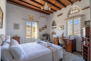 5 bedrooms, in-room safe, desk, soundproofing - Maison Simone, a great escape experience!! (Αγ. Σώστης)