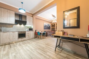 Kühlschrank, Mikrowelle, Ofen, Herdplatte
