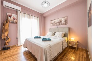 2 habitaciones, escritorio y tabla de planchar con plancha 