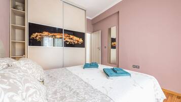 2 bedrooms, desk, iron/ironing board, travel crib