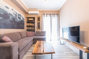 Smart TV, books - Stylish Luxury Apartment near Acropolis at Neos Kosmos metro station (Neos kosmos)