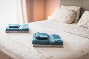 2 habitaciones, escritorio y tabla de planchar con plancha 