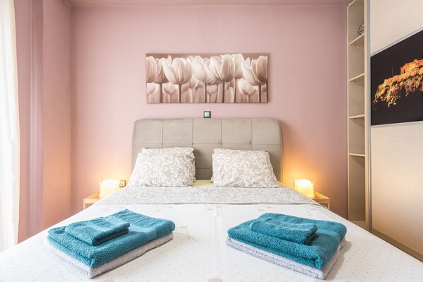 2 bedrooms, desk, iron/ironing board, travel crib