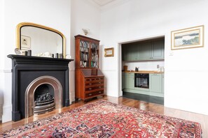 Kylskåp, diskmaskin, kaffe- och tebryggare och brödrost