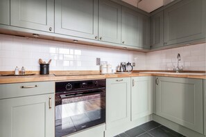 Fridge, dishwasher, coffee/tea maker, toaster