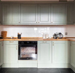 Fridge, dishwasher, coffee/tea maker, toaster