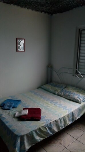 Habitación cuádruple económica, varias camas, para fumadores, vista al océano | Cortinas blackout, tabla de planchar con plancha y wifi gratis 