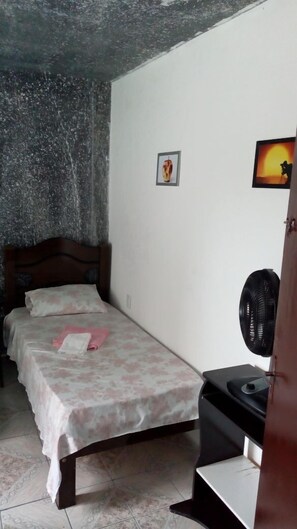 Habitación cuádruple económica, varias camas, para fumadores, vista al océano | Cortinas blackout, tabla de planchar con plancha y wifi gratis 