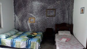 Habitación cuádruple económica, varias camas, para fumadores, vista al océano | Cortinas blackout, tabla de planchar con plancha y wifi gratis 