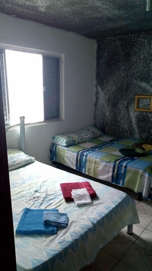 Habitación cuádruple económica, varias camas, para fumadores, vista al océano | Cortinas blackout, tabla de planchar con plancha y wifi gratis 