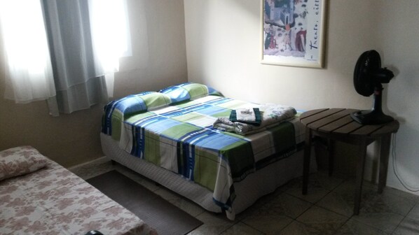 Habitación doble económica, para no fumadores | Cortinas blackout, tabla de planchar con plancha y wifi gratis 