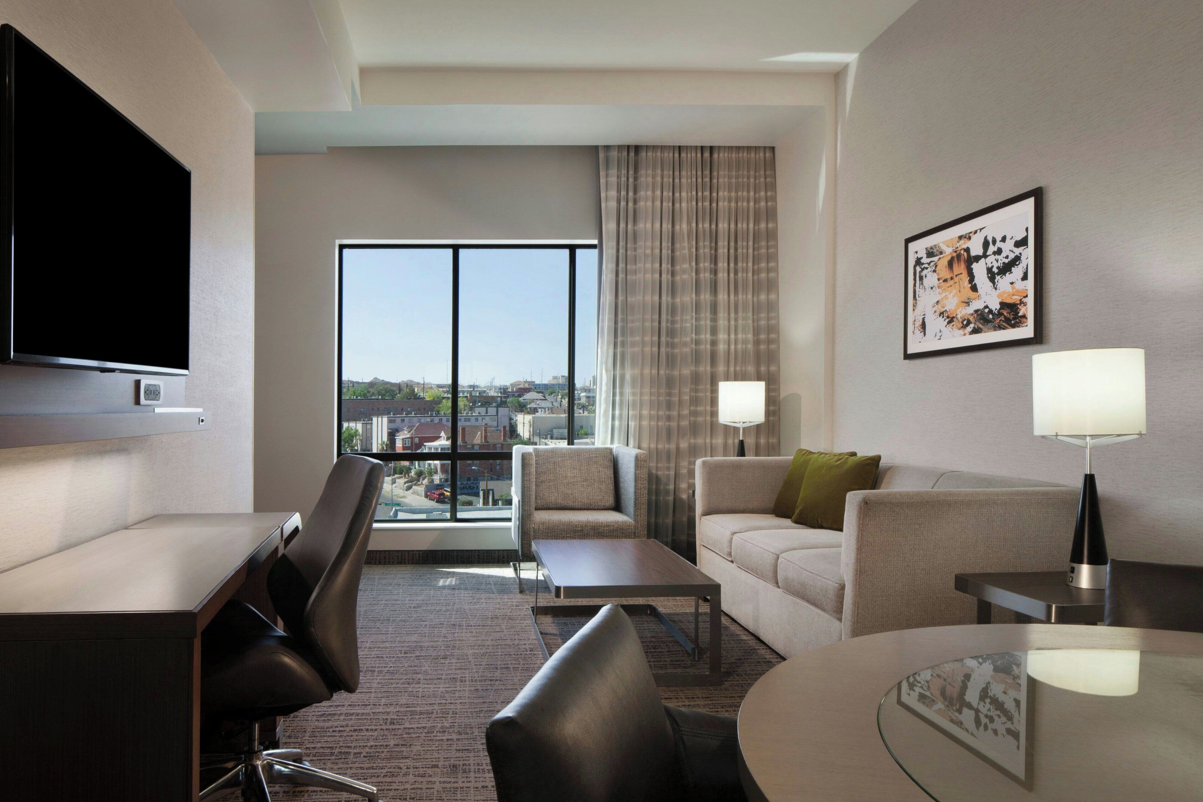 suite, 1 bedroom | living room | 32-inch led tv with cable channels, tv