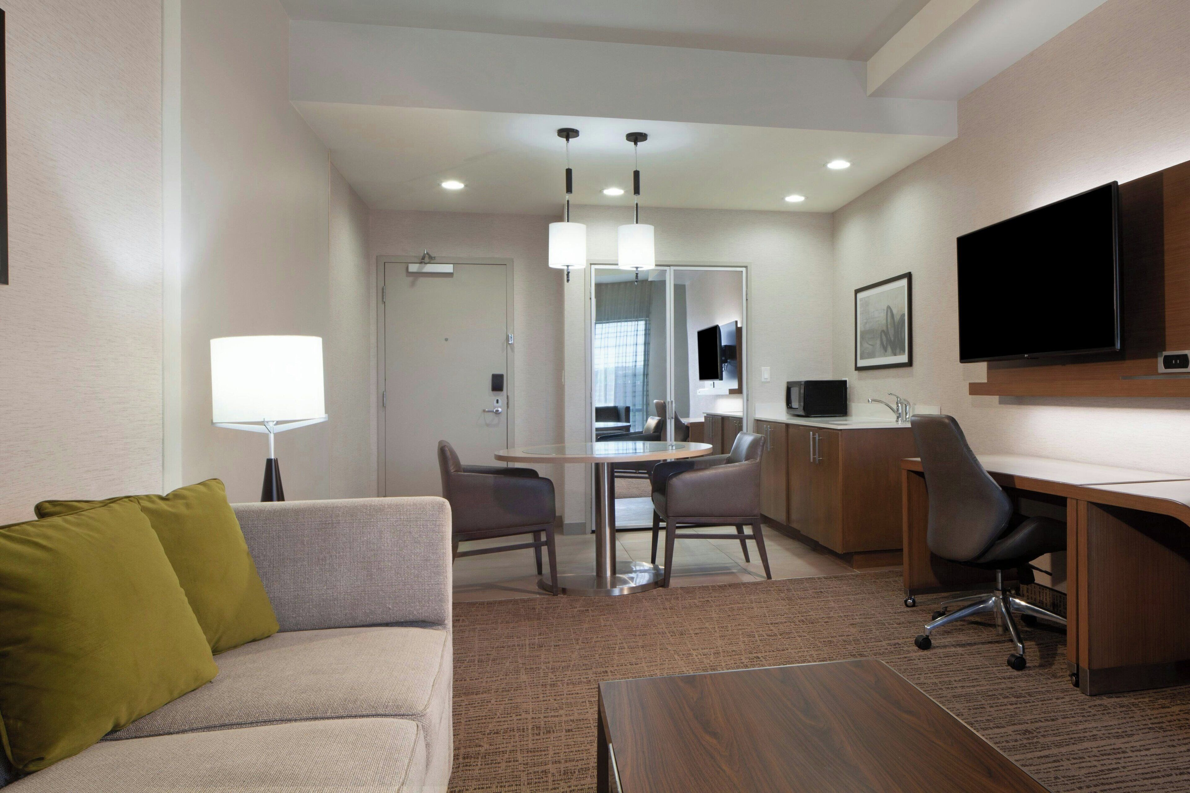 suite, 1 bedroom | living room | 32-inch led tv with cable channels, tv