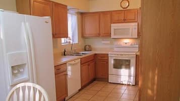 Townhome, 2 Bedrooms | Private kitchen | Fridge, microwave, oven, stovetop