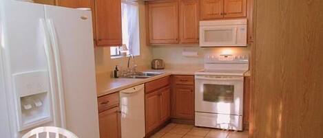 Townhome, 2 Bedrooms | Private kitchen