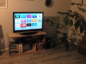 Condo, 2 habitaciones | Sala de estar | Televisión de pantalla plana 