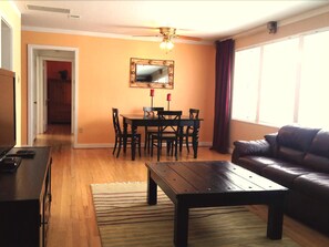 Casa, 2 habitaciones, chimenea | Sala de estar | Televisión de pantalla plana 