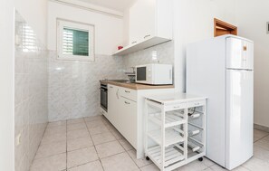 Kühlschrank, Herdplatte, Wasserkocher mit Kaffee-/Teezubehör