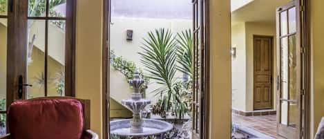 Villa familiar, 2 habitaciones | Área de sala de estar | Televisión de pantalla plana