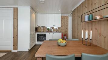 Fridge, stovetop, dishwasher