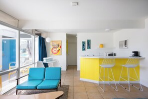 Superior Studio | Private kitchen | Mini-fridge, coffee/tea maker, paper towels - The Monkey Tree by AvantStay (Palm Springs)