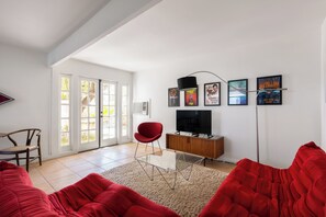 アパートメント 1 ベッドルーム | リビング エリア | 36 インチのスマートテレビ (デジタル放送視聴可)、テレビ、Netflix