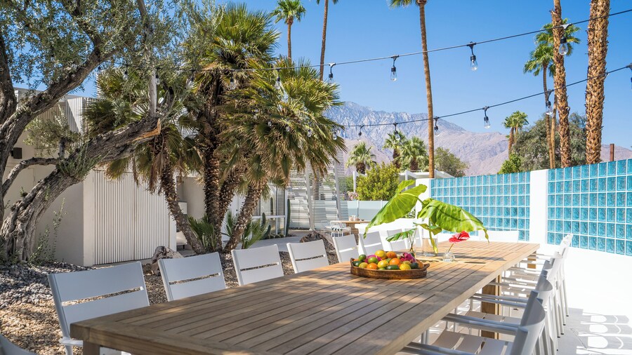 The Monkey Tree by AvantStay – Mid-Century Modern Oasis with Pool