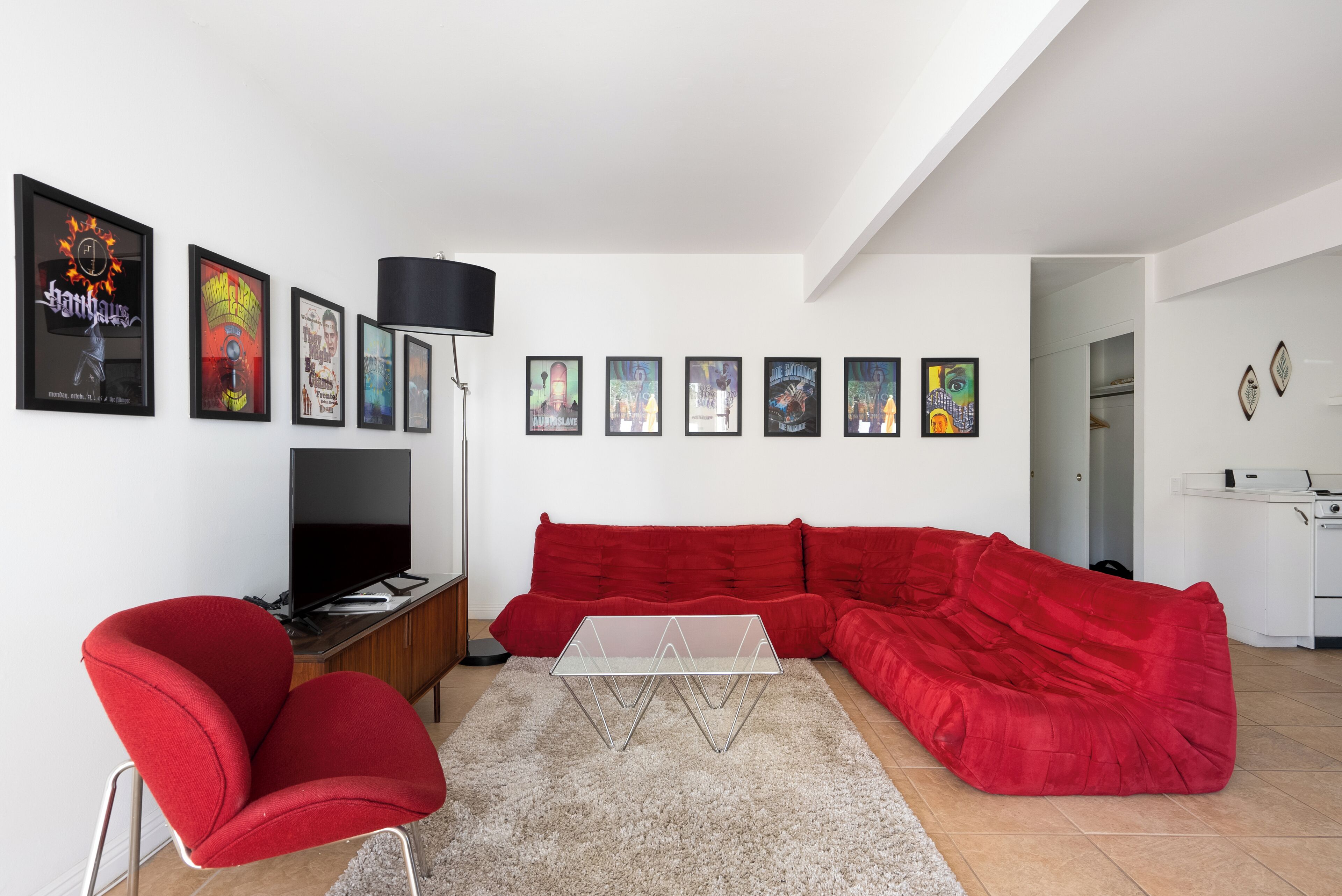 Apartment, 1 Bedroom | Living area | 36-inch Smart TV with digital channels, TV, Netflix
