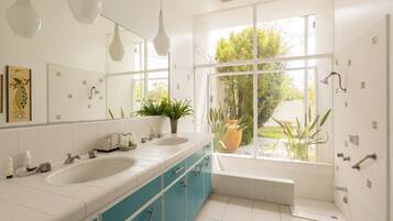 Zimmer | Badezimmer | Duschwanne, kostenlose Toilettenartikel, Haartrockner, Handtücher
