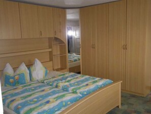 2 makuuhuonetta, vauvan matkasänky, vuodevaatteet